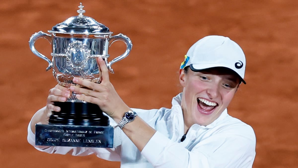 iga-swiatek-holds-french-open-trophy
