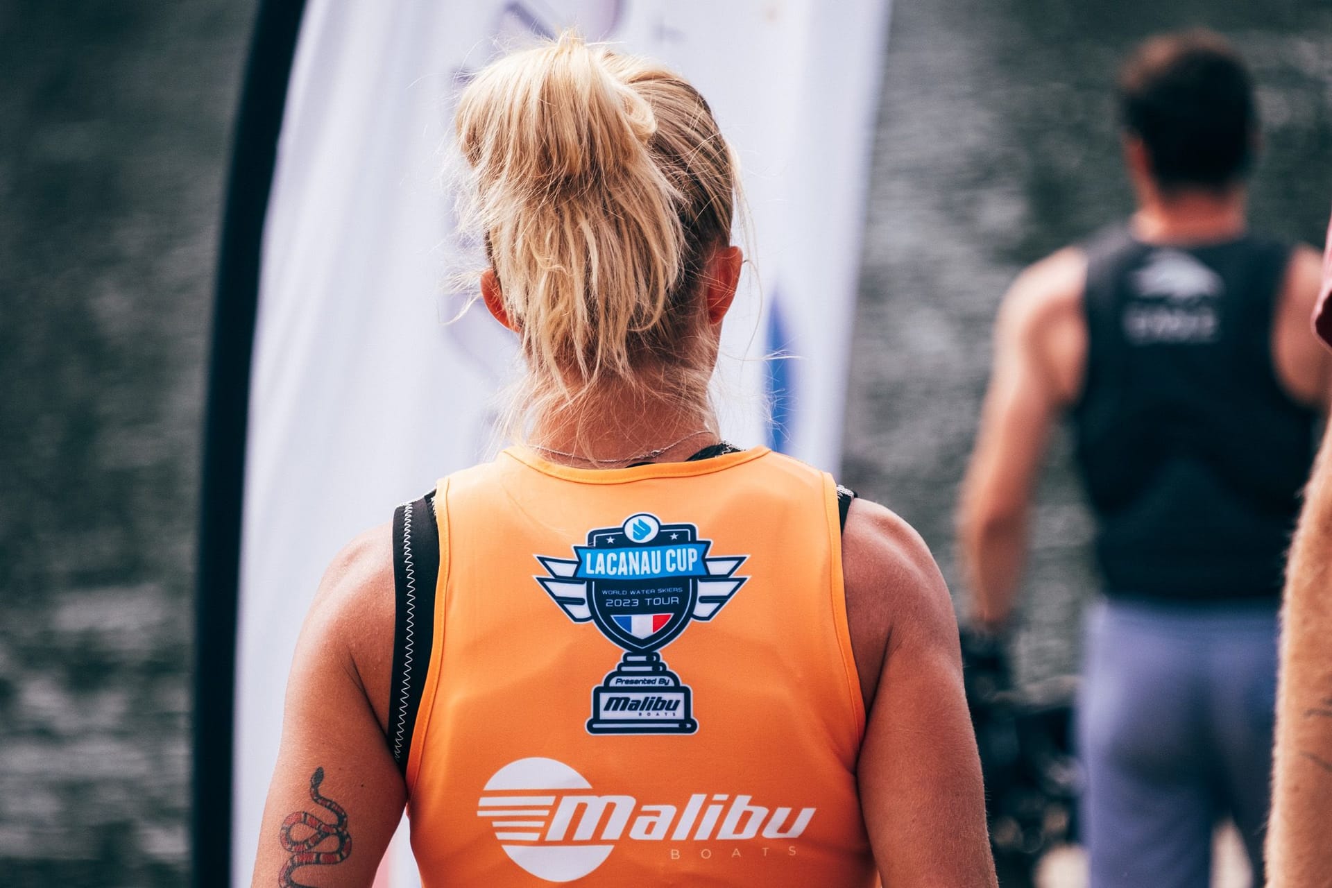 back of a female pro water skiier wearing tank top for the Lacanau Cup